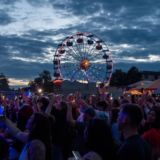 So feiern die Amerikaner Independence Day auf der Air Base Ramstein (Mitglieder der Kaiserslautern Military Community jubeln während eines Konzerts beim Freedom Fest auf der Ramstein Air Base, Deutschland, am 4. Juli 2023).