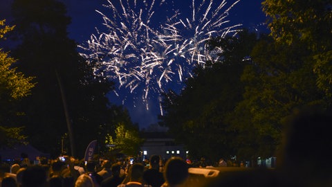 So feiern die Amerikaner Independence Day auf der Air Base Ramstein (Mitglieder der Kaiserslautern Military Community beobachten das Feuerwerk zum Abschluss des Ramstein AB Freedom Fests vom 1. bis 3. Juli 2022).