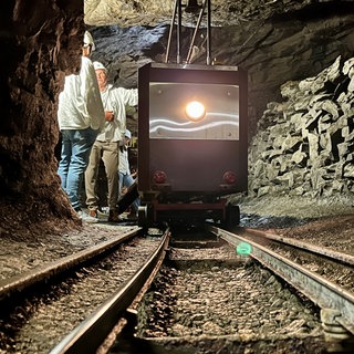 Reise unter Tage: Mit einer kleinen Eisenbahn geht es in das Besucherbergwerk im Kreis Kusel. 
