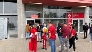 FCK-Fans und Reporter freuen sich auf die Fritz Walter-Tour in Kaiserslautern.