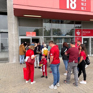 FCK-Fans und Reporter freuen sich auf die Fritz Walter-Tour in Kaiserslautern.