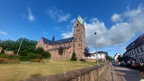 Die katholische Kirche in Ramstein im Sommer bei Sonne.