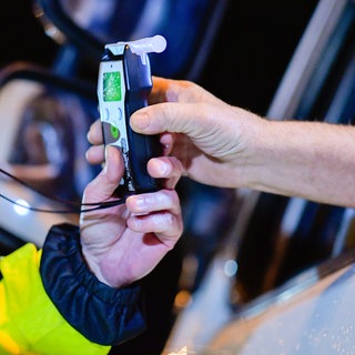 Ein Lkw-Fahrer, der einfach nicht nüchtern wird - damit hat es die Polizei auf der Raststätte Waldmohr an der A6 zu tun. 