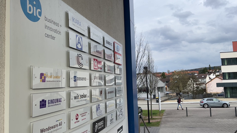 Blick auf die Informationstafel der ansässigen Firmen der Business Innovationscenter in der Trippstadter Straße in Kaiserslautern. 