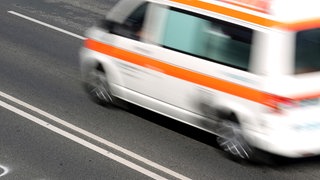 Der betrunkene Lkw-Fahrer von der Raststätte bei Waldmohr ist jetzt in eine Krankenhaus gebracht worden (Ein Krankenwagen verlässt eine Unfallstelle auf einer Autobahn).