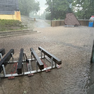 Ein Unwetter hat Burg Lichtenberg und Ortschaften der VG Kusel-Altenglan überflutet.