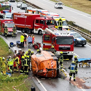 Auf nasser Fahrbahn ist ein Transporter von der Fahrbahn abgekommen, die Fahrerin wurde schwerverletzt ins Krankenhaus gebracht.