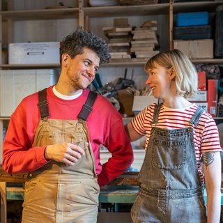 Die Volkshochschulen in der Westpfalz starten in das neue Semesterprogramm, unter anderem mit Flirtkursen. Ein Pärchen beim Flirten in einer Schreinerei.