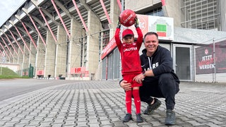 Der fünfjährige FCK-Fan Ben freut sich mit seinem Vater Michael Schmitt auf den Saisonstart der Roten Teufel