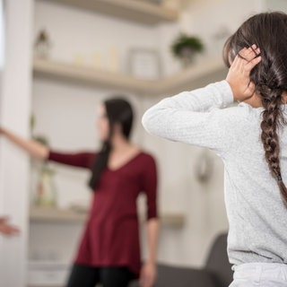 Wenn sich Eltern nach der Scheidung oder Trennung uneins sind, mit welchem Elternteil das Kind mehr Zeit verbringen sollte, hilft das Team vom Kaiserslauterer Kinderschutzbung "Begleiteten Umgang". (Mädchen steht vor ihren streitenden Eltern und ist traurig.)