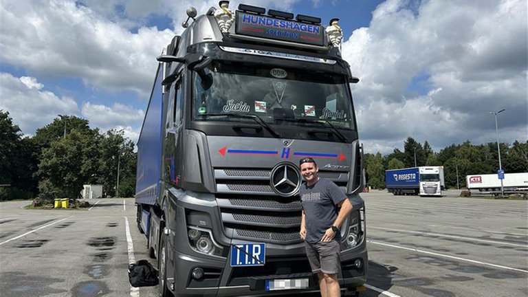 Ein Truckerfahrer parkt gerade auf dem Rastplatz des Autohofs in Ramstein.