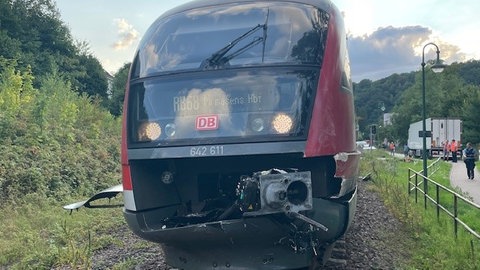 Die kaputte Regionalbahn nach dem Zusammenstoß mit dem Lkw in Thaleischweiler-Fröschen