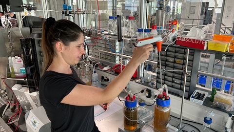 In Pirmasens wird aus Abfällen Bio-Kunststoff hergestellt. Eine Mitarbeiterin am Prüf- und Forschungsinstitut Pirmasens an ihrem Arbeitsplatz. 