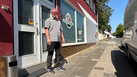 Der Besitzer des Ladens in Kaiserslautern hier vor seinem Geschäft.