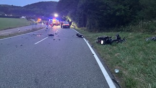 Die Unfallstelle auf der B420 bei Ulmet im Kreis Kusel.