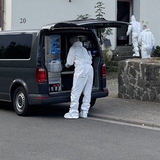 Die Polizei untersucht in Schallodenbach das Haus, in dem der Mann das Kind mit einem Messer angegriffen hat. Er ist aktuell auf der Flucht.