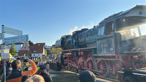 Von Kaiserslautern ins Stellwerkmuseum Otterbach: Am Sonntagmorgen ist die historische Dampflok umgezogen.