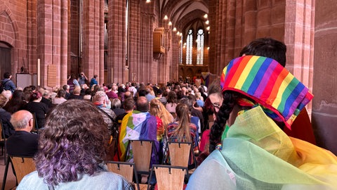 Mit einer Andacht in der Stiftskirche ging der CSD in Kaiserslautern los.  