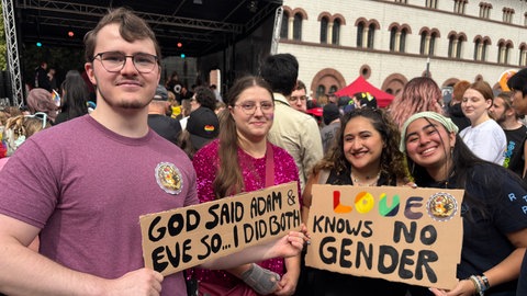 Teilnehmende beim CSD in Kaiserslautern.