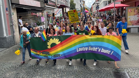 Ein bunter Demonstrationszug war in der Kaiserslauterer City beim ersten CSD unterwegs.