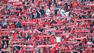 Fans des 1. FC Kaiserslautern halten im Fritz-Walter-Stadion Fanschals in die Höhe.