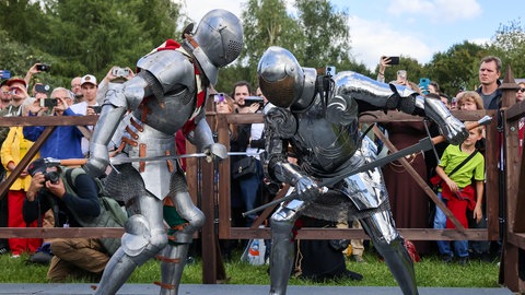 Im Schlosspark in Trippstadt gibt es bei einem Mittelaltermarkt unter anderem Ritterturniere. 