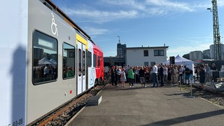 Der Akku-Zug im Bahnhof von Kaiserslautern. Am Samstag wurde er der Öffentlichkeit präsentiert.