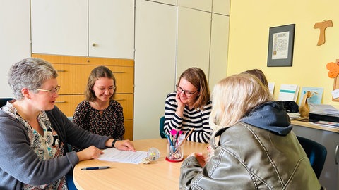 Am St.-Franziskus-Gymnasium Kaiserslautern haben Lehrkräfte und Schülerinnen den Einsatz von KI bei Prüfungen diskutiert.