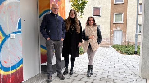 Das Arbeits- und sozialpädagogische Zentrum (ASZ) Kaiserslautern dient als Anlaufstelle im Brennpunktviertel Asternweg in Kaiserslautern. Dort arbeiten Clemens Hildebrandt, Frauke Neugebauer (Geschäftsführerin) und Barbara Sprengard.