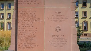 Die Gedenktafel auf dem Synagogenplatz in Kaiserslautern.