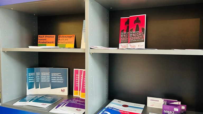 Regal mit Informationsmaterial in der Beratungsstelle der Frauenzuflucht