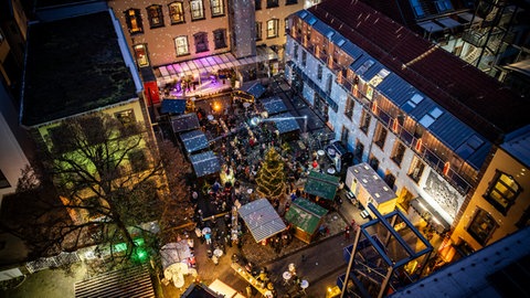 Weihnachtsbaum, Buden, funkelnde Lichter beim Weihnachtsmarkt im Innenhof der historischen Tuchfabrik.
