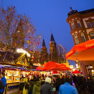 In Kaiserslautern geht der Weihnachtsmarkt in den Silvestermarkt über. Er ist einer von vielen großen Weihnachtsmärkten in RLP.