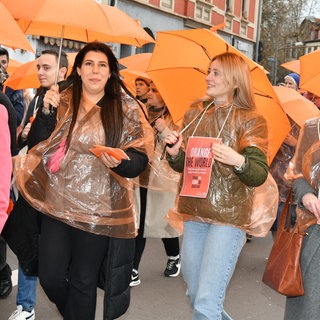 Stiller Demonstrationszug anlässlich des internationalen Tages gegen Gewalt an Frauen und Mädchen.