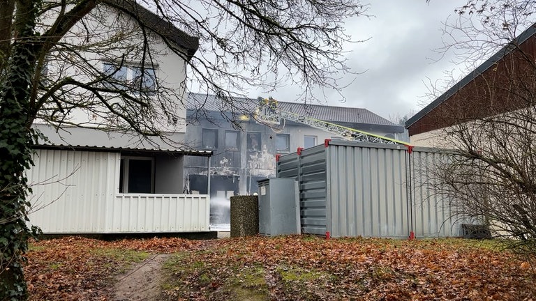 Brand in Kirchheimbolanden: Das Feuer nahe dem Krankenhaus zerstörte eine Halle und Rettungsfahrzeuge des DRK.