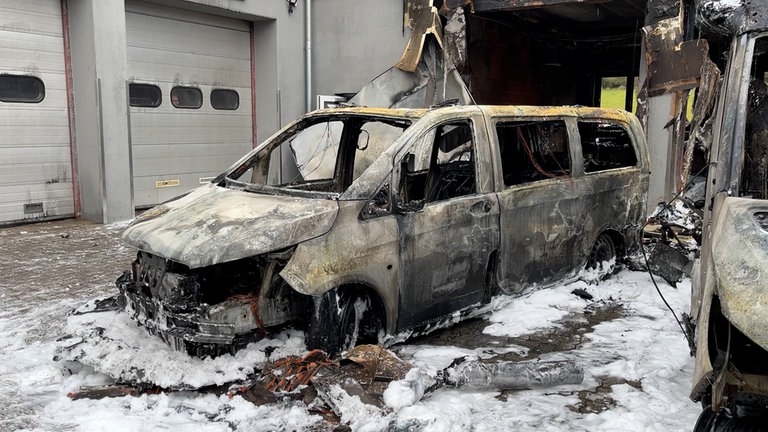 Brand in Kirchheimbolanden: Das Feuer nahe dem Krankenhaus zerstörte eine Halle und Rettungsfahrzeuge des DRK.