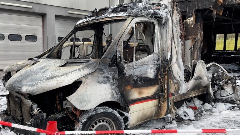 Brand in Kirchheimbolanden: Das Feuer nahe dem Krankenhaus zerstörte eine Halle und Rettungsfahrzeuge des DRK.