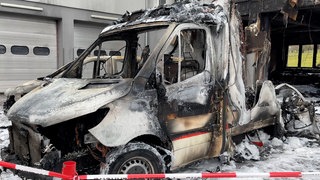 Brand in Kirchheimbolanden: Das Feuer nahe dem Krankenhaus zerstörte eine Halle und Rettungsfahrzeuge des DRK.