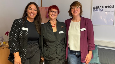 Michaela Göke, Traudel Buser-Hussong und Janine Drechsler (von links nach rechts) arbeiten bei der Beratungsstelle und im Frauenhaus in Pirmasens. Sie helfen Frauen, die unter Gewalt in der Beziehung leiden.