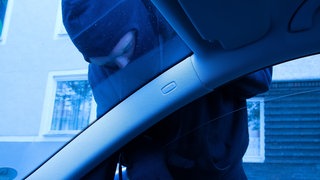 Zwei junge Mänenr haben Gegenstände aus mehreren Autos gestohlen