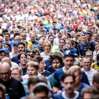 Tausende Läuferinnen und Läufer beim Firmenlauf in Kaiserslautern.
