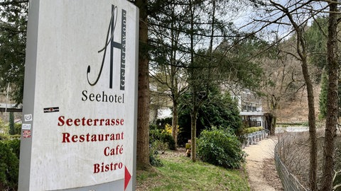 Ein Schild mit der Aufschrift Seehotel, dass auf ein Cafe und Restaurant hinweist am Seehotel Gelterswoog bei Kaiserslautern. 