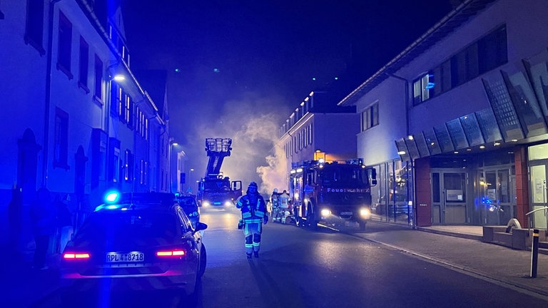 Viel Rauch aus einem Haus: Die Feuerwehr war in Eisenberg wegen eines Kellerbrandes im Einsatz.