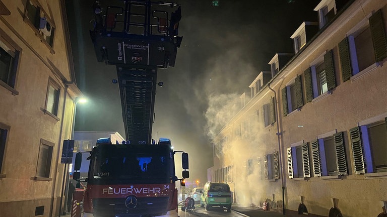 Viel Rauch aus einem Haus: Die Feuerwehr war in Eisenberg wegen eines Kellerbrandes im Einsatz.