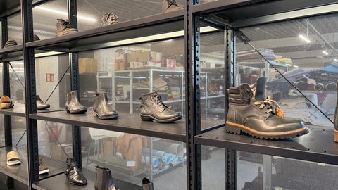 Schuhfertiger in der Josef Seibel Schuhfabrik in Hauenstein