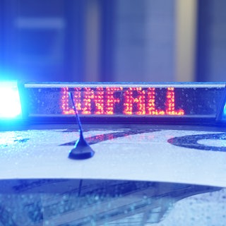 Ein Polizeiauto mit der Leuchtschrift: "Unfall" - Symbolbild: Auto überschlägt sich auf Landstraße bei Schneckenhausen - Fünf Verletzte