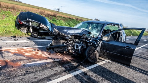 Zwei Autos sind bei Rittersheim zusammengestoßen. Eine 83-Jährige ist dabei schwer verletzt worden.