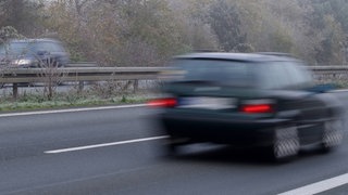 Ein schnelles Auto (Symbolbild). In der Südwestpfalz bittet die Polizei um Hinweise zu einem Raser, der gefährlich über B10 und durch Ortschaften "gebrettert" sein soll.