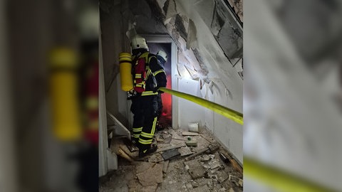 Feuerwehrleute bei einem Einsatz in einer alten Fabrik in Waldfischbach.