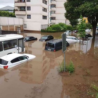 Nach dem Unwetter im Juni 2018 standen Autos und ein Bus auf der überschwemmten Bremerstraße in Kaiserslautern.